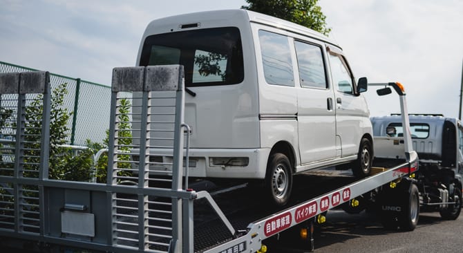 レッカー車で移動される車